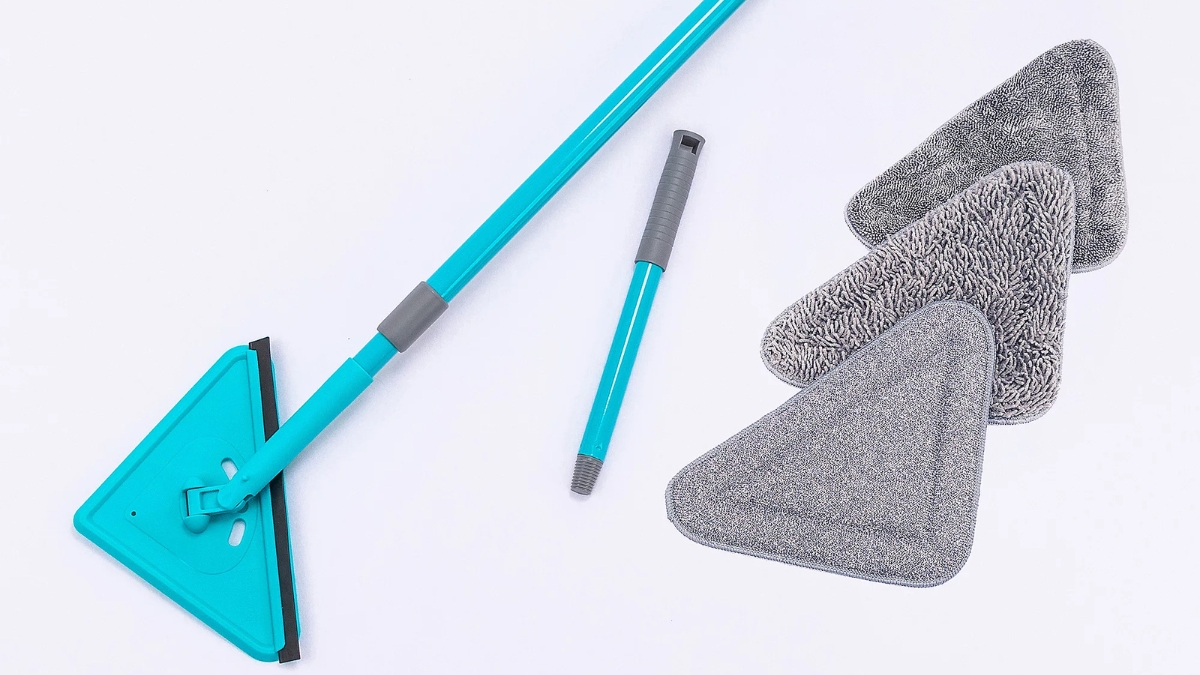 Too Handy to Ignore CAMPANELLI Pro Series Windshield Cleaner for Any Vehicle